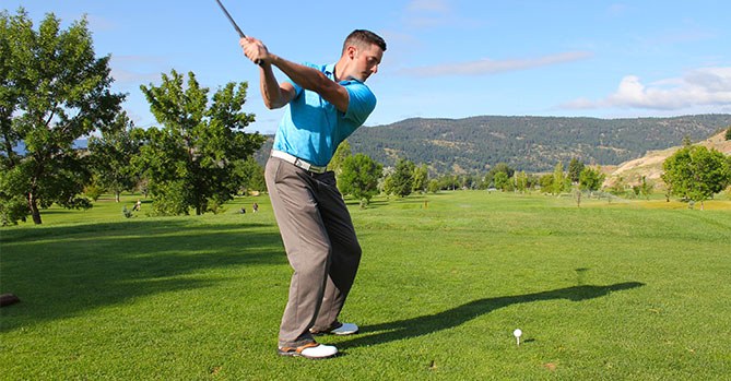 Man hitting the first tee after doing a quick 5-min golf warmup.